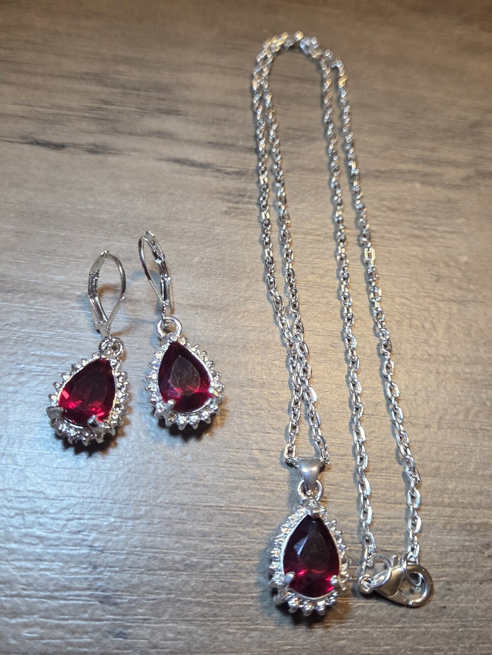 Elegant Red Teardrop Pendant Necklace and Earrings Set
